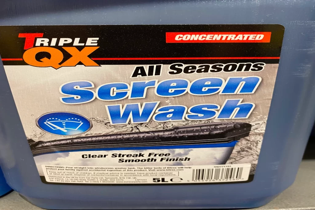 car-screen-wash-blue-can