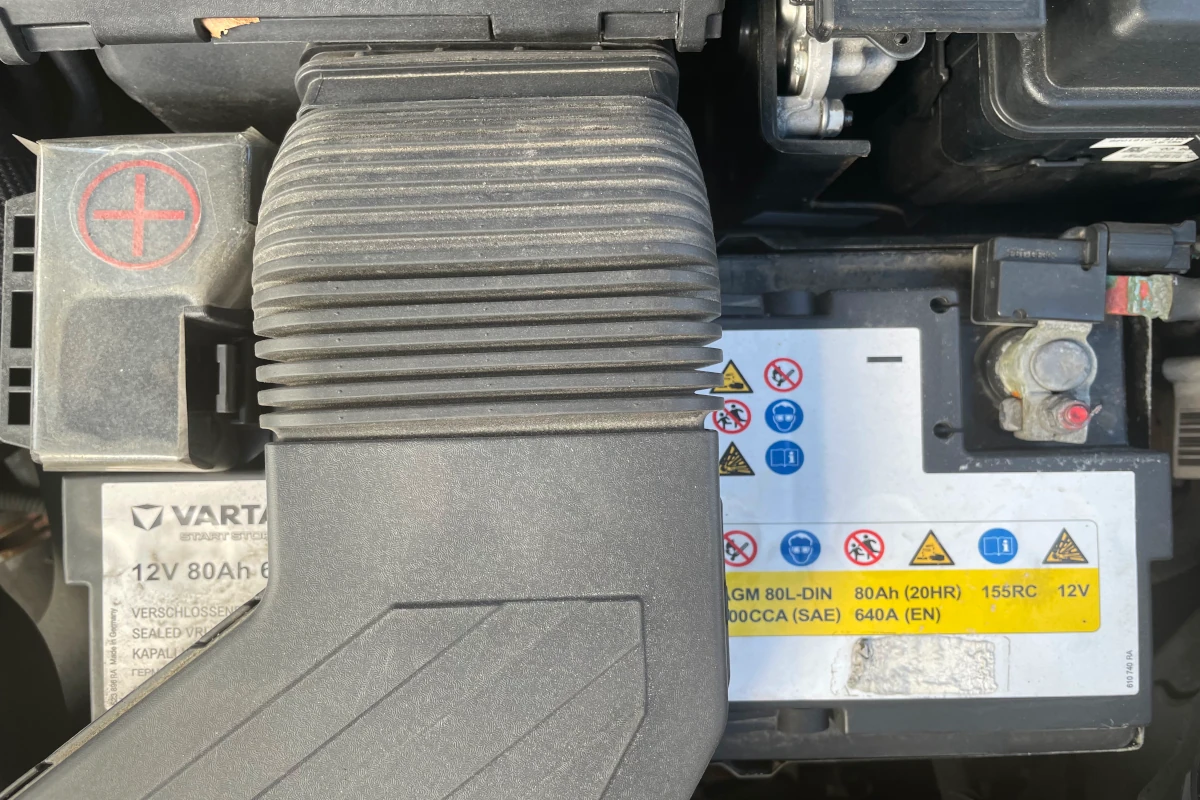 Varta car battery 12VDC 80Ah with positive and negative battery terminal installed in Hyundai Tuscon
