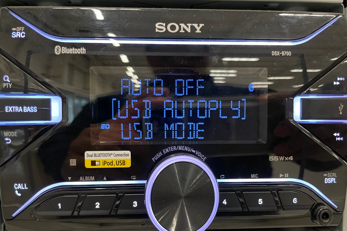 Double-din Sony head unit with USB mode and screen on