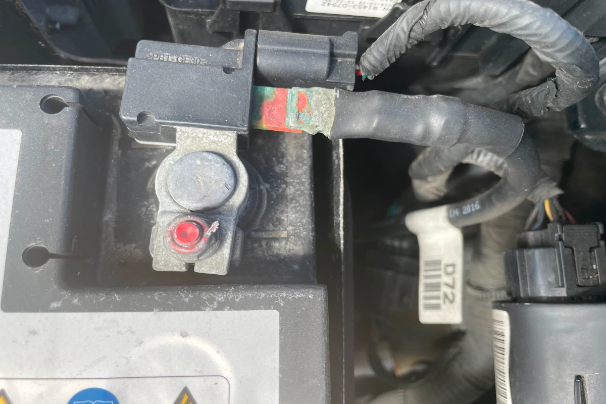 Hyundai Tucson 2016 Car battery negative terminal 