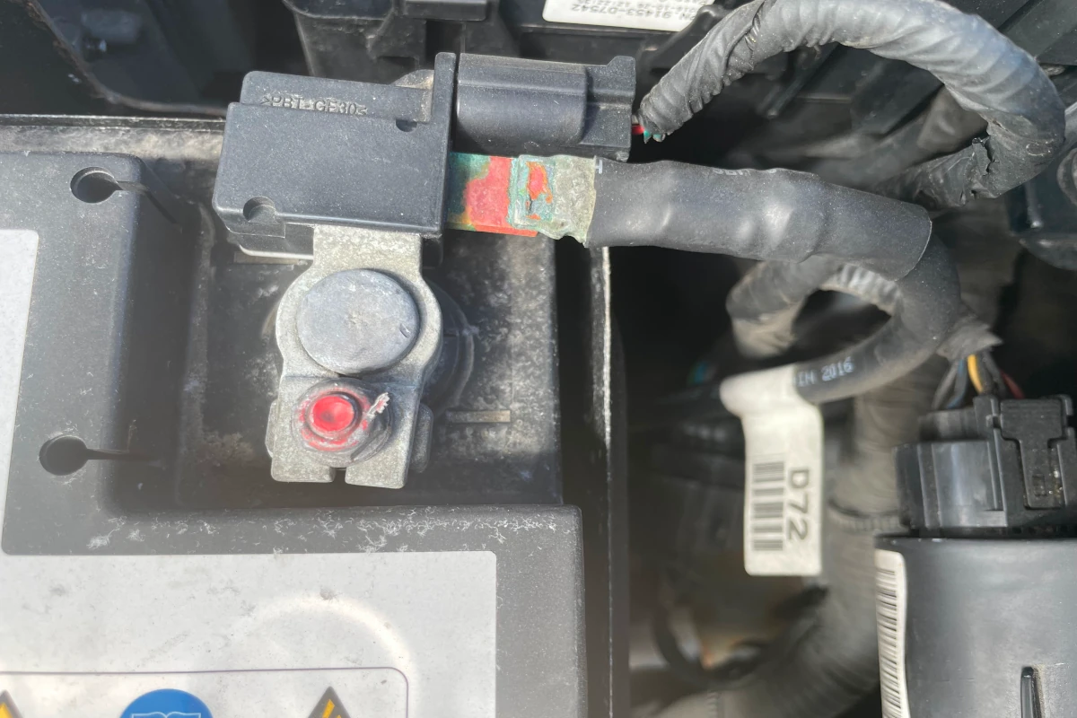 Hyundai Tucson 2016 Car battery negative terminal