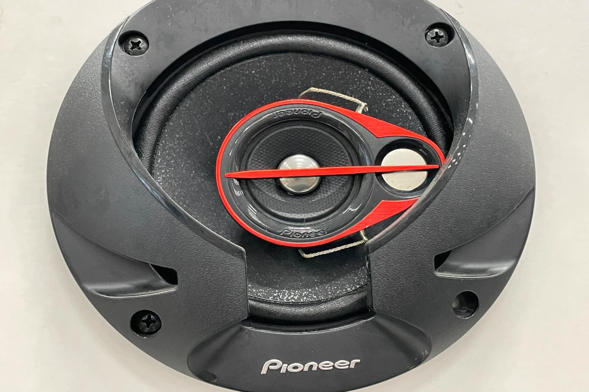 Round pioneer car speaker without grill