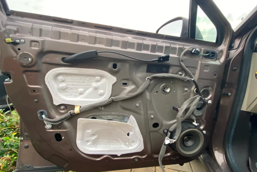 Renault Scenic left door panel with speaker and connections