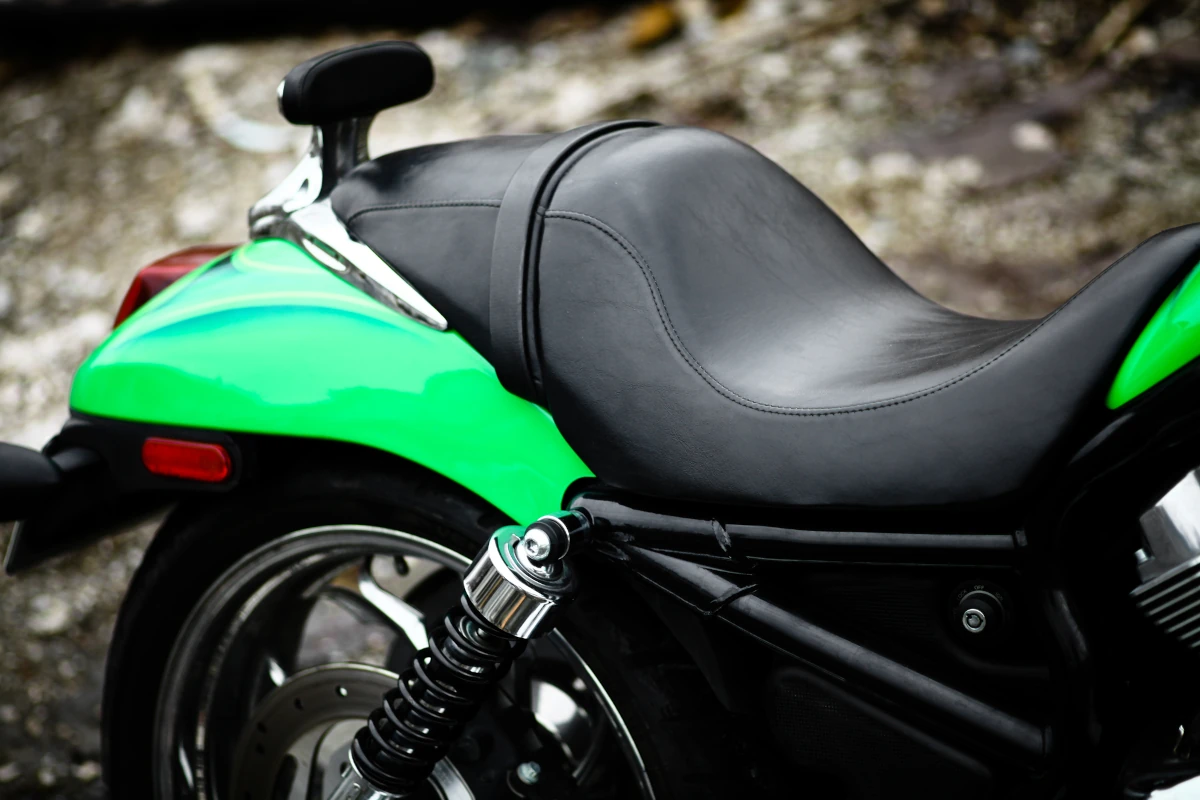 Motorcycle saddle seating with comfortable arch